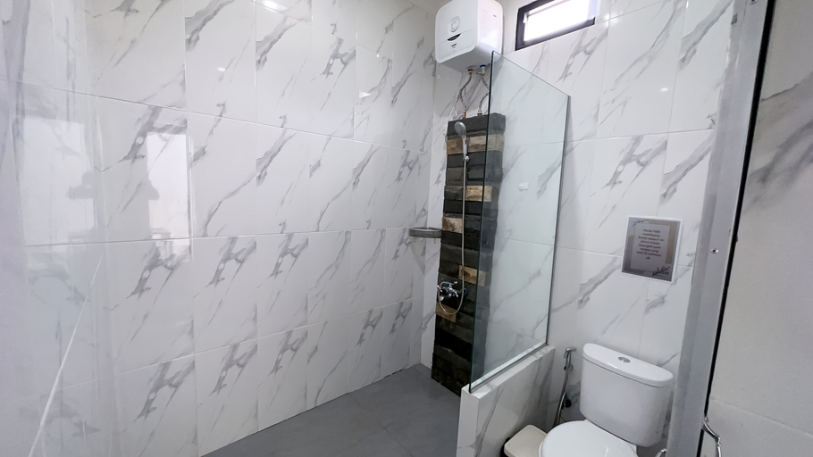 Bathroom, Happy Homestay Singkawang, Singkawang