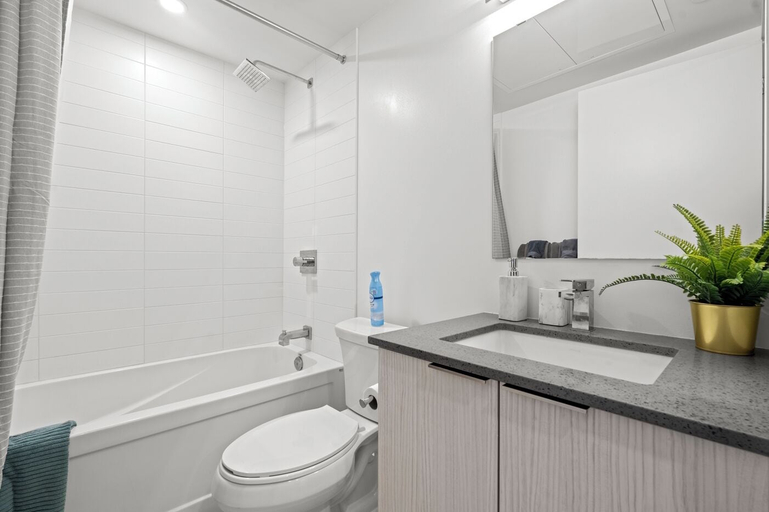 Bathroom 4, Teahouse Condos in Downtown Toronto, Toronto