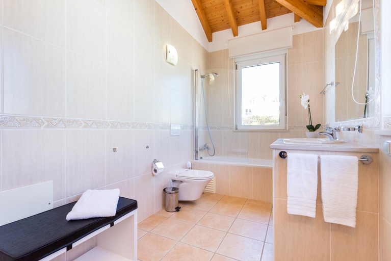 Bathroom, Villa Zinha, Lagos