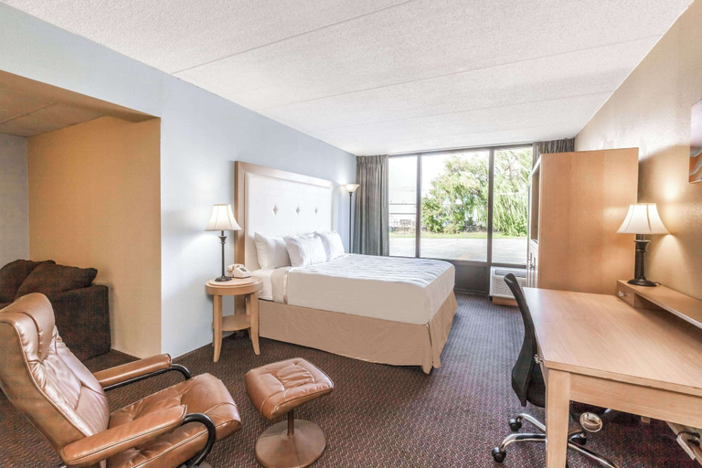 Bedroom 3, Days Inn by Wyndham Syracuse, Onondaga