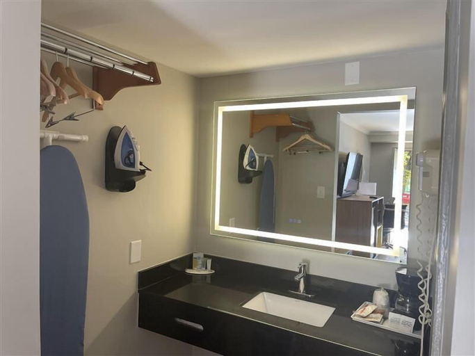 Bathroom 4, Days Inn by Wyndham Wilmington/Brandywine, New Castle