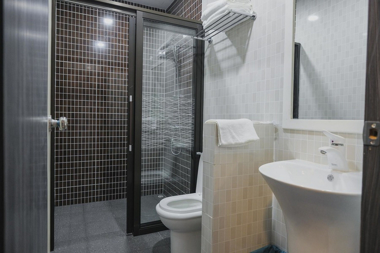 Bathroom 3, レッドドアーズ プラス ニア パンタイ コアスタリナ 2, Batam