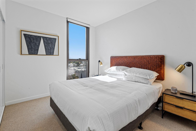 Elegant 2-Bed Apartment With Expansive City Views, Stonnington - Prahran