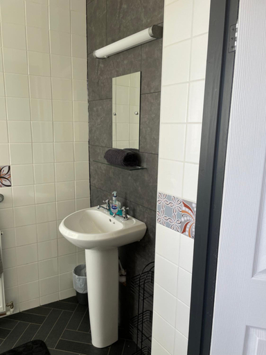 Bathroom, The Welshman’s Arms, Pembrokeshire