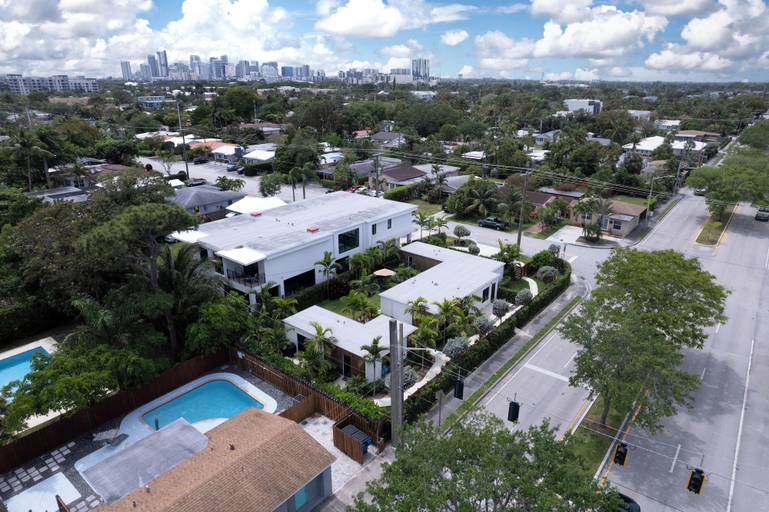 Others 4, 5BR Sleeps 14 w/ In-law Suite & Bbq!, Broward