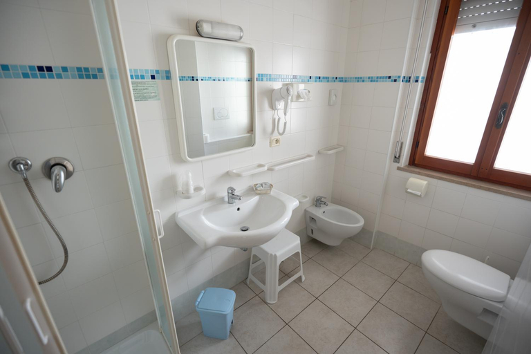 Bathroom 4, Hotel Petite Fleur - Alba Adriatica, Teramo