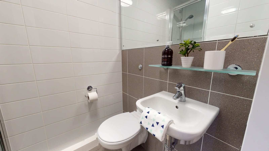 Bathroom 3, Sterling Court, London
