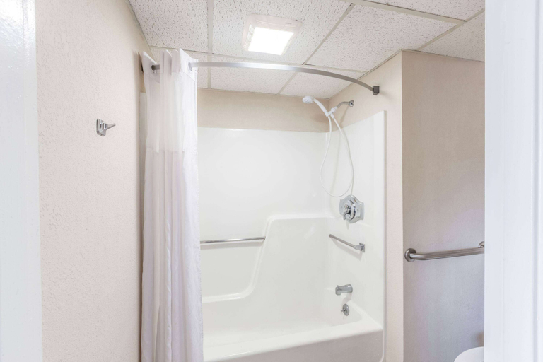 Bathroom 4, Days Inn by Wyndham Syracuse, Onondaga