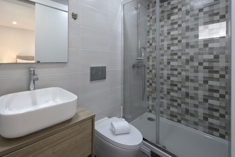 Bathroom 2, Olivais Modern by Homing, Lisbon
