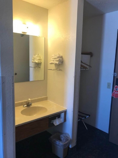 Bathroom 4, Selby Motel, Walworth