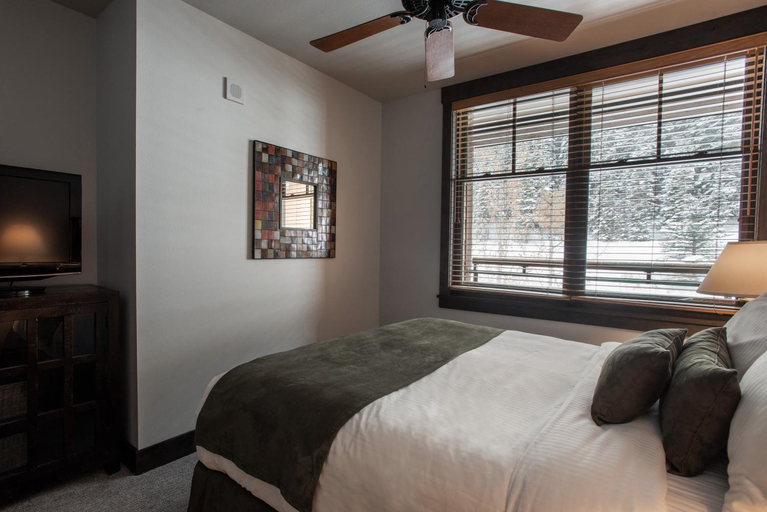 Cozy Zephyr Mountain Lodge condo with sweeping views of Arapahoe National Forest condo, Grand