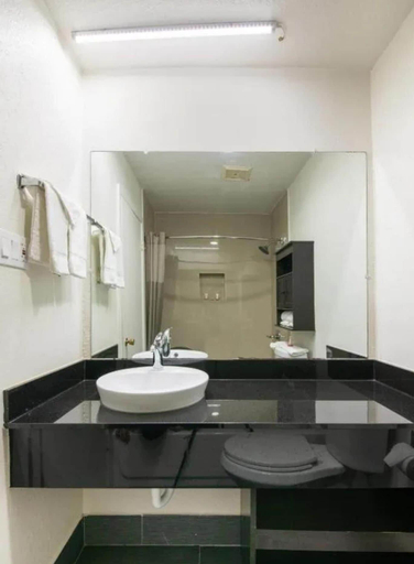 Bathroom 5, Studio 6 Irving, TX – DFW North, Irving