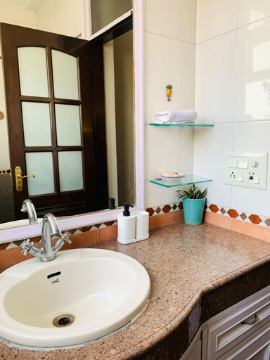 Bathroom 4, Vandana's Bed & Breakfast, Delhi