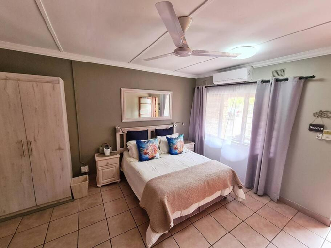 Bedroom 2, Flamboyant Apartments, Umkhanyakude