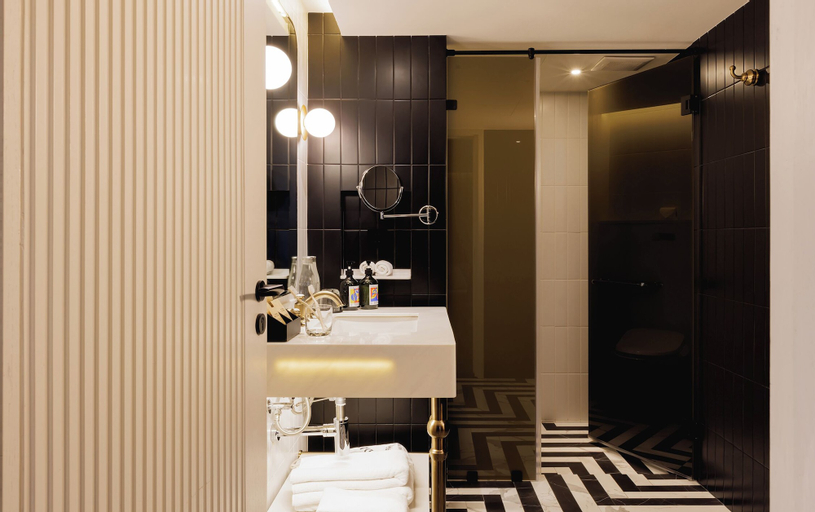 Bathroom 10