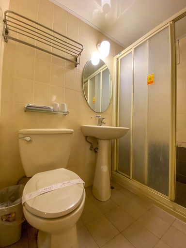 Bathroom 4, Hua Guo Hotel, Keelung