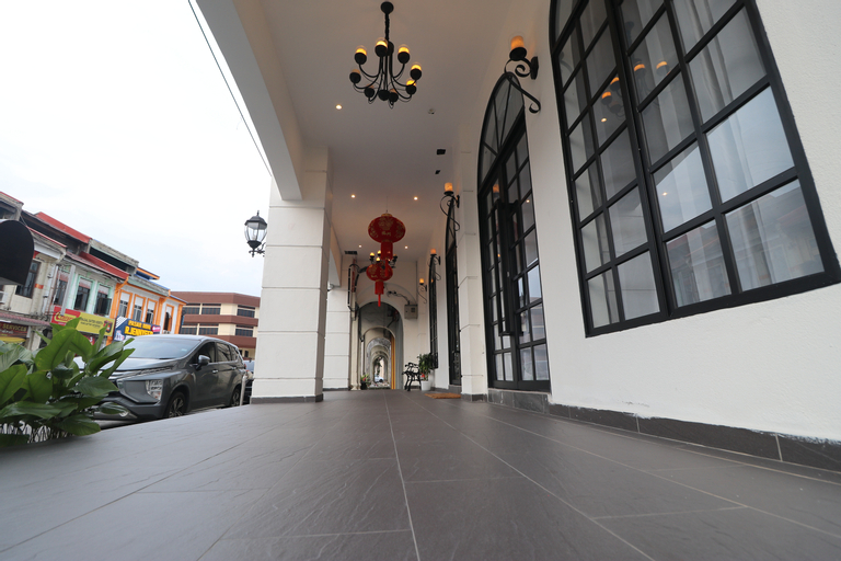 Exterior & Views 13