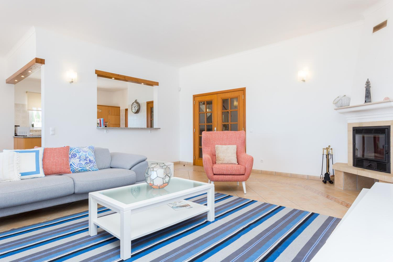Shared lounge/TV area, Villa Zinha, Lagos