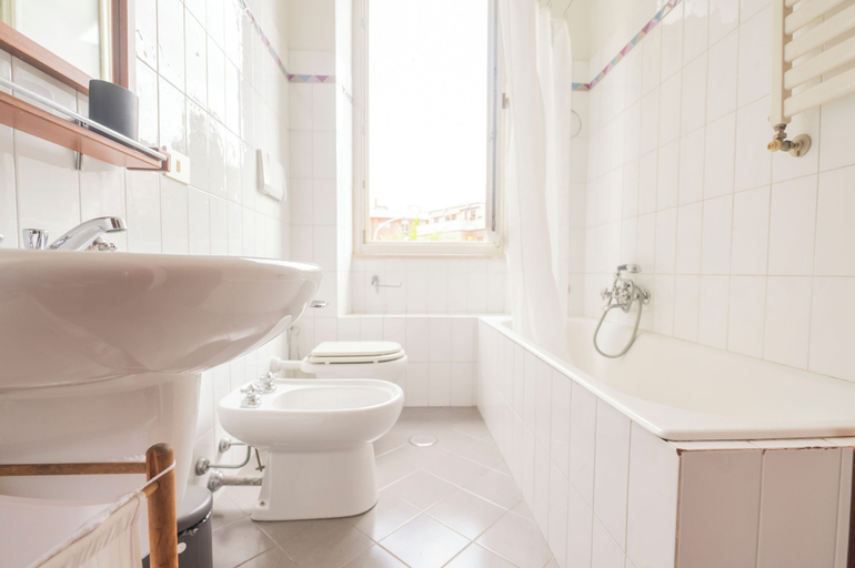 Bathroom 3, Monteverde Apartments, Rome
