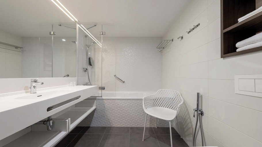 Bathroom 5, Wellton Riverside SPA Hotel, Riga