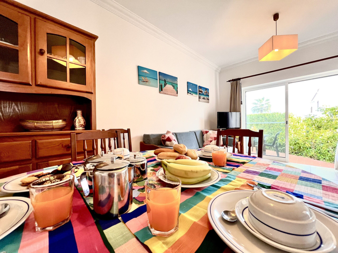 Food & Drinks 5, Quarteira Classic 2 With Pool by Homing, Loulé