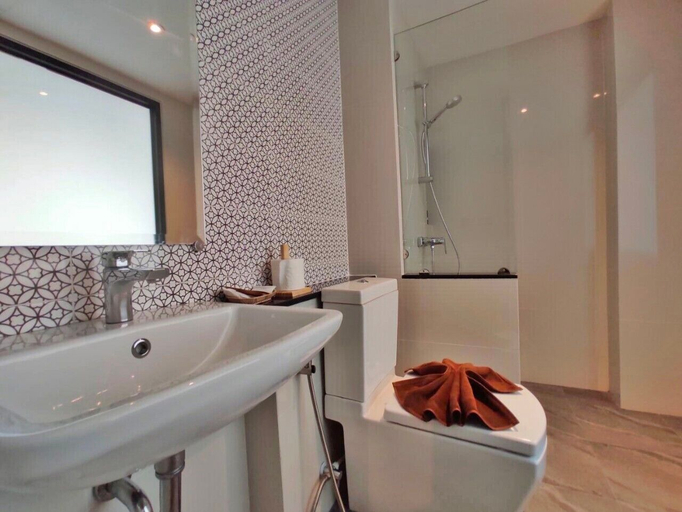 Bathroom 4, Aonang Dugong, Mueang Krabi