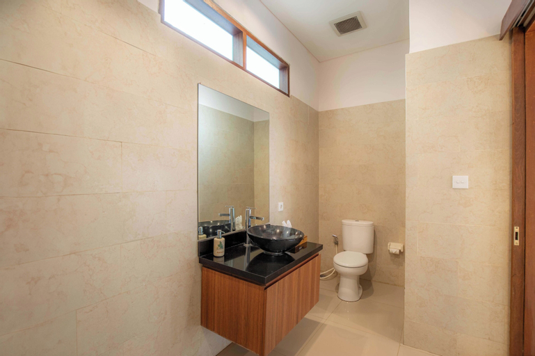Bathroom 12