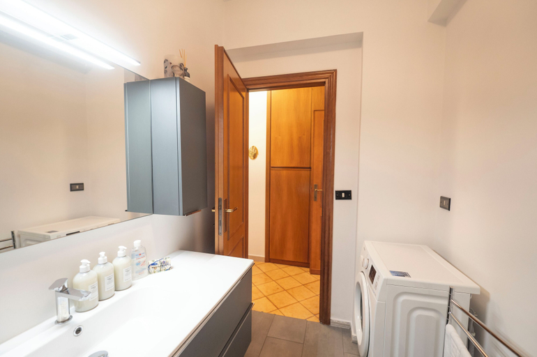 Bathroom 3, Luminous 2Br Family Apartment In Residential Area , Roma