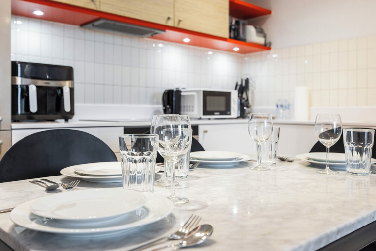 Others 5, Hoola Cove Executive One Bed Apartment, London