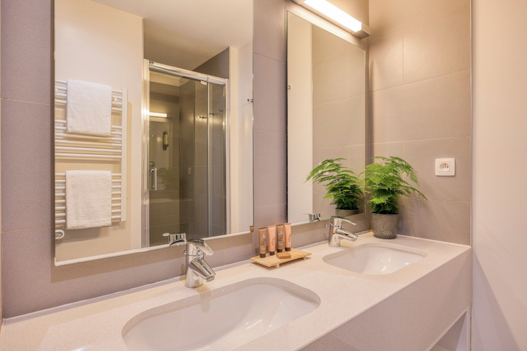 Bathroom 5, Citadines Toison d'Or Brussels, Bruxelles