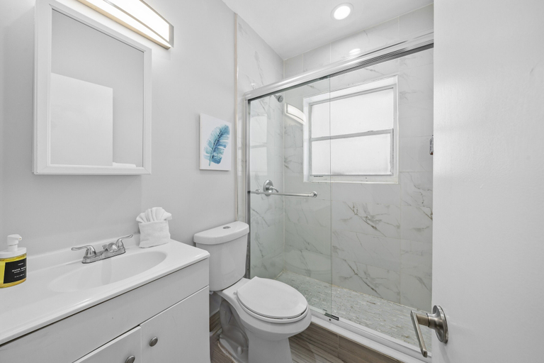 Bathroom 4, Rock Hostel, Miami-Dade