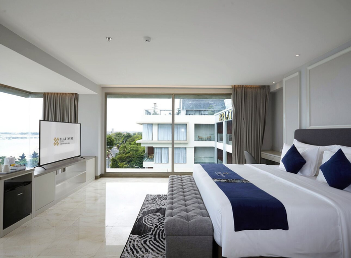 Exterior & Views 30