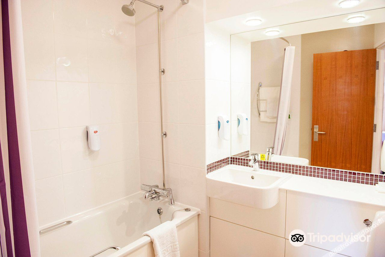Bathroom 4, Premier Inn Reading - Caversham Bridge, Reading