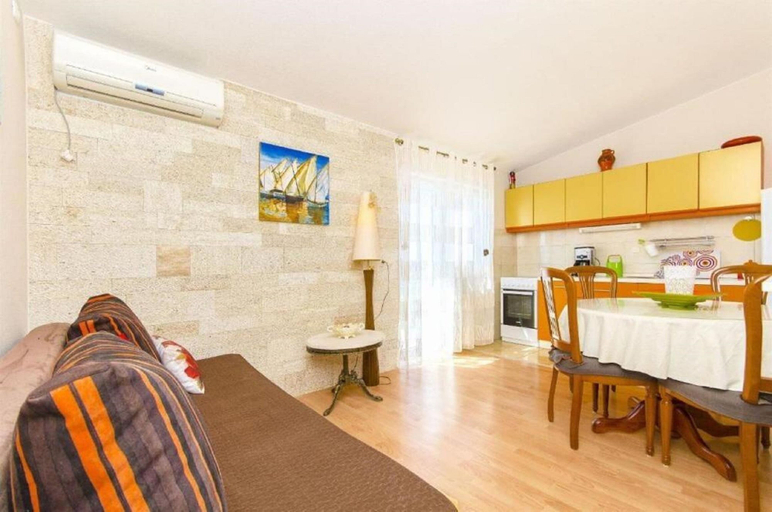 Others 3, Apartments Nives, Okrug