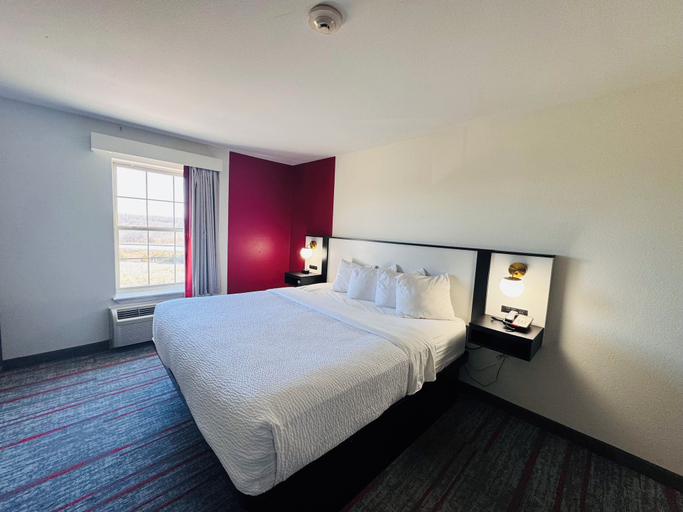Bedroom 3, Ramada by Wyndham Sparta/At Speedway, Gallatin
