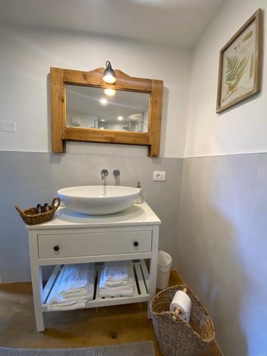 Bathroom 3, Pedegagia, Trento