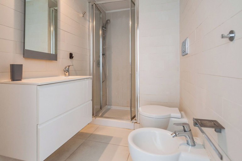 Bathroom 2, Una Finestra Su Cala Rossa by Wonderful Italy, Syracuse