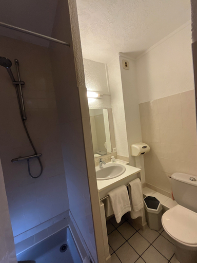 Bathroom 4, Hôtel de la Tour, Loire