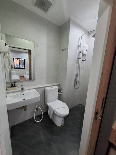 Bathroom 4