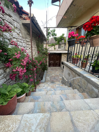 Others 4, Luigi Guest House, Gjirokastrës