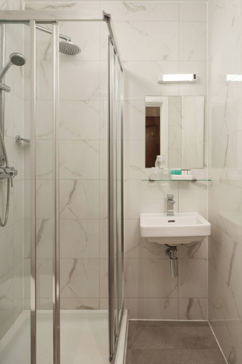 Bathroom 4, Royal Eagle Hotel, London