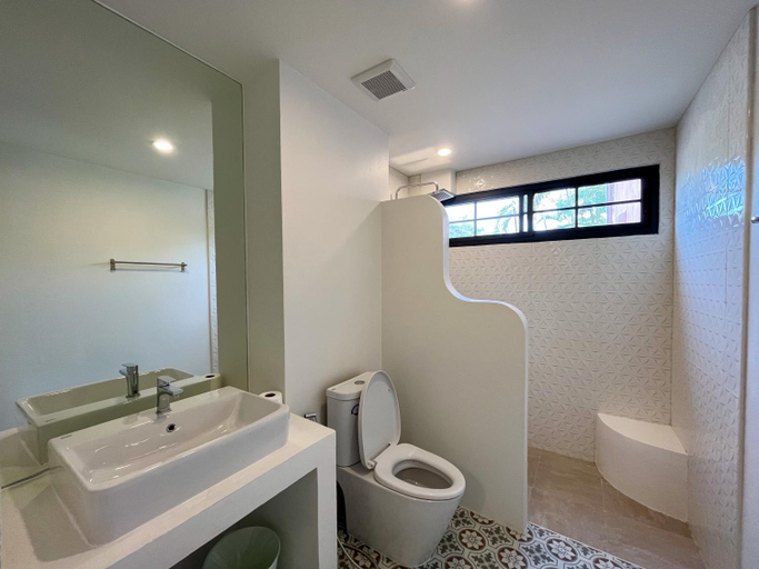 Bathroom 16