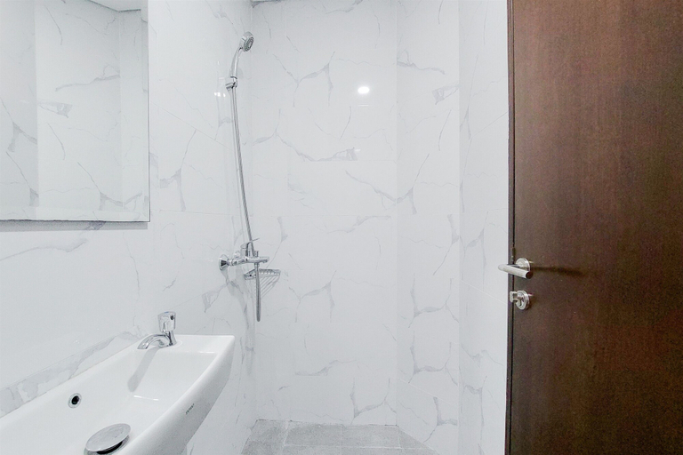 Bathroom 4, Cozy Living And Nice Studio At Pacific Garden Alam Sutera Apartment, Tangerang
