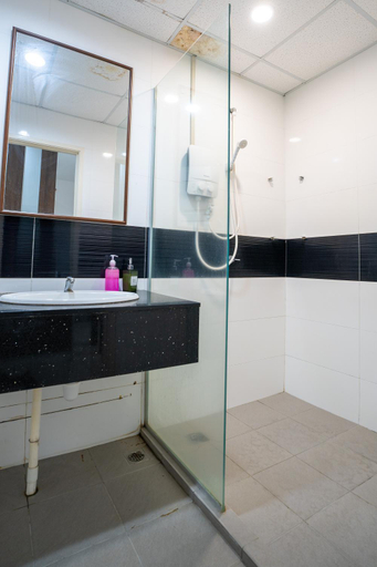 Bathroom 14