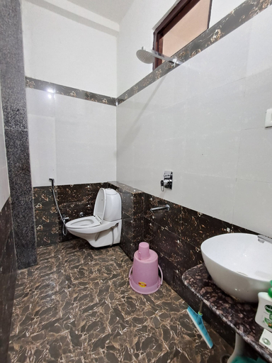 Bathroom, HK Jaiswal Sabha Kumbh Guest House, Kaushambi