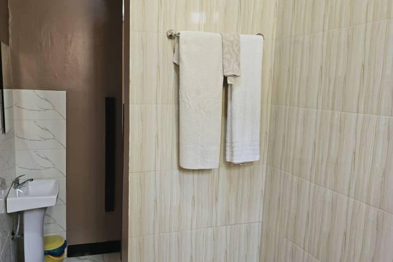Bathroom, Maggie Resthouse, Kinondoni