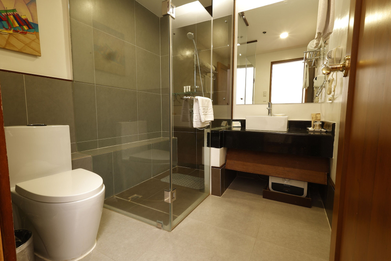 Bathroom 5, The Harvest Hotel managed by HII, Cabanatuan City