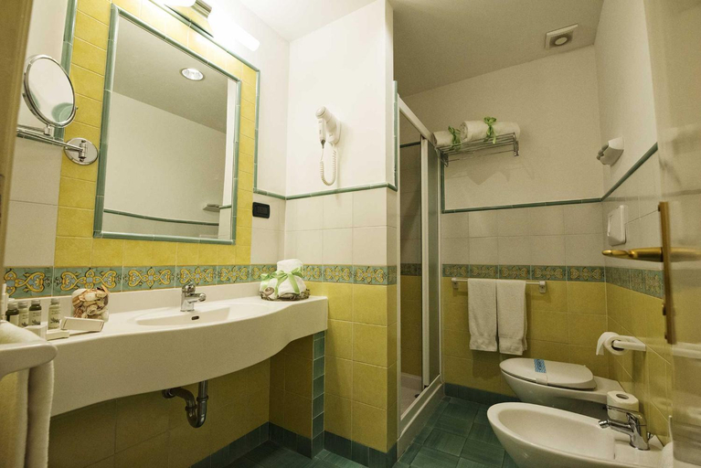 Bathroom 4, Grand Hotel Il Ninfeo, Latina