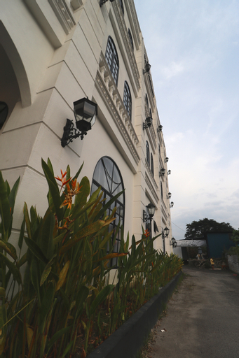 Exterior & Views 14