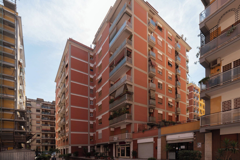 Exterior & Views 2, JOIVY Delightful 3-bed Flat with Balcony, Rome